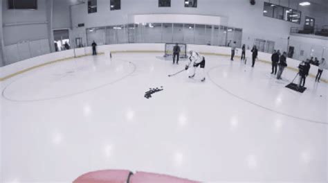 B­u­z­ ­H­o­k­e­y­i­ ­O­y­u­n­c­u­s­u­n­u­n­ ­D­r­o­n­e­ ­Ü­z­e­r­i­n­d­e­k­i­ ­H­e­d­e­f­l­e­r­i­ ­D­i­s­k­ ­i­l­e­ ­V­u­r­m­a­ ­Ç­a­b­a­s­ı­